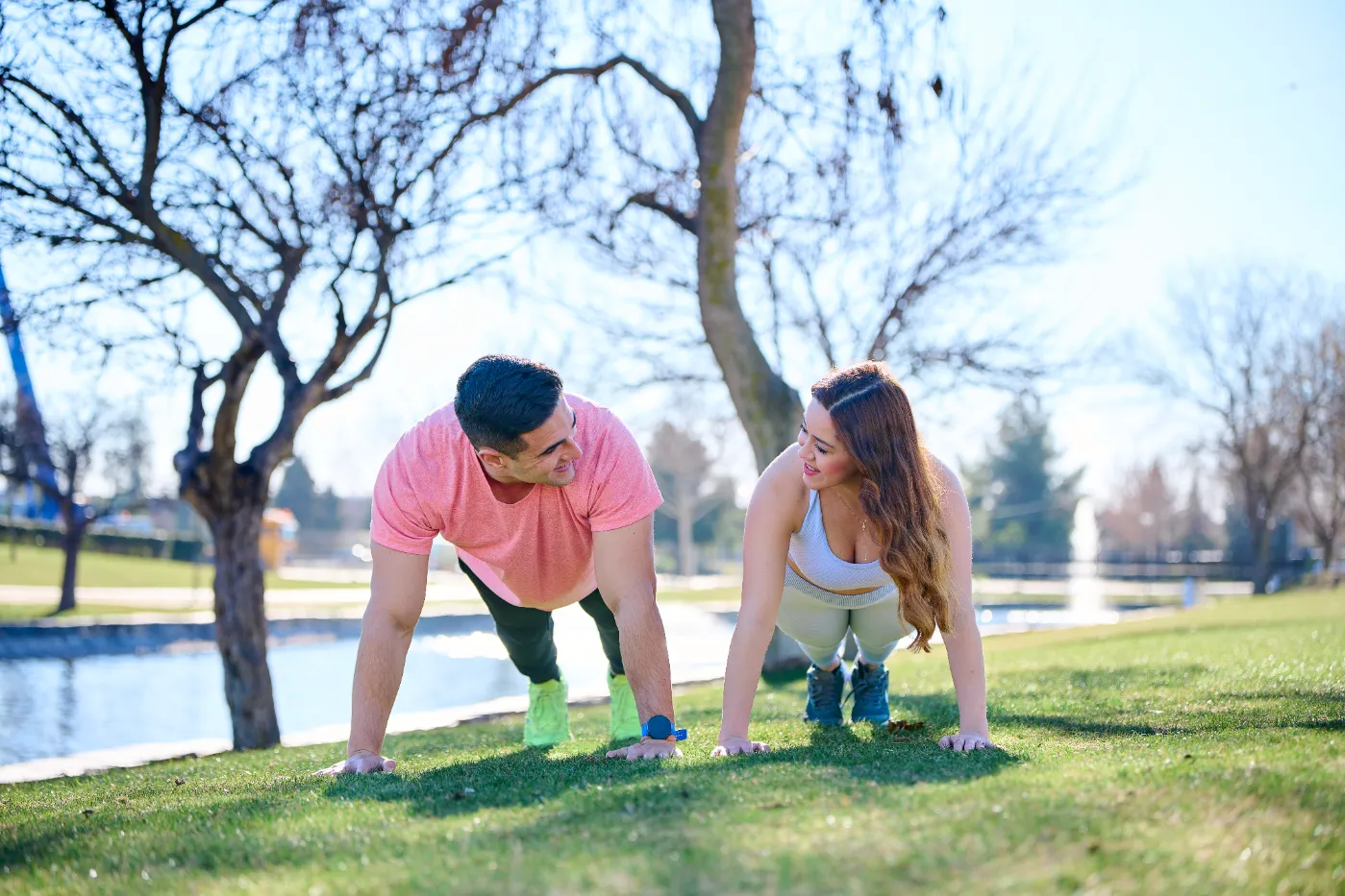 couple-doing-pushups-in-grassy-urban-park-2026-01-07-01-40-49-utc